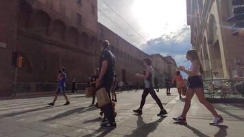 Bolonia Italia 17 junio 2020 ugo bajo calle en Bolonia Italia con personas caminando video