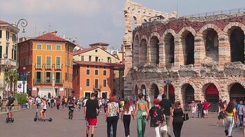 verona Itália 11 setembro 2020 Largo ângulo Visão do praça sutiã cheio do turistas dentro verona dentro Itália video