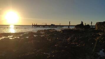 lindo dominicano pôr do sol sobre a mar 5 video