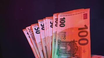 Mann Zählen Geld. schließen oben von männlich Hände Zählen 50 und 100 Euro Banknoten video