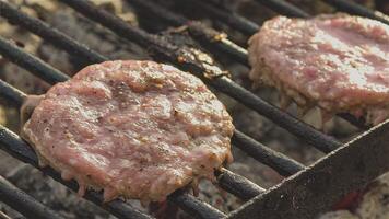 A la parrilla hamburguesa detalle video