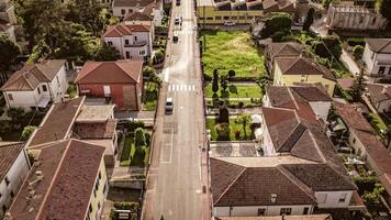 aereo Visualizza di traffico nel villaggio a tramonto video