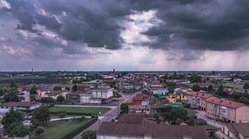 Hyperlapse Antenne Aussicht von Stadt, Dorf unter Gewitter Wolken video