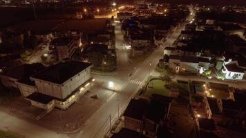 Hyperlapse Antenne Aussicht von Stadt, Dorf beim Nacht video