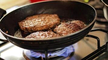 Cocinando hamburguesa a hogar video