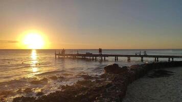 mooi dominicaans zonsondergang over- de zee 7 video