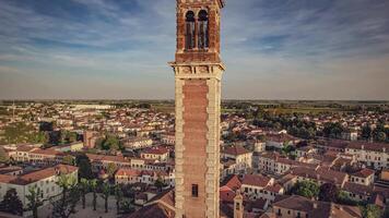 aéreo panorámico ver de Papa Noel Sofía campana torre a puesta de sol video