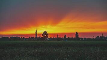 zonsondergang klok toren bomen platteland zomer 2 video