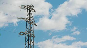 Zeit Ablauf Pylon von das Strom Wolken video