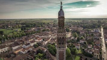 antenne panoramisch visie van de kerstman Sofia klok toren Bij zonsondergang video