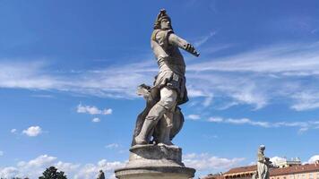 broll metraggio di un' statua nel Prato della Valle nel padova video