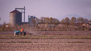 trator dentro a campo 2 video