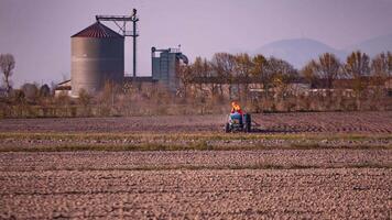 Traktor im das Landschaft 3 video