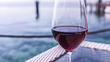 vin glas på havet tabell video