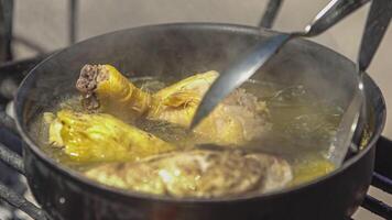 arrosto pollo cucinando dettaglio video