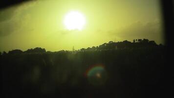 Aussicht von das Fenster das Landschaft beim Sonnenuntergang 7 video