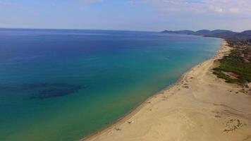 Fliegen über sardischen Strand und Meer video