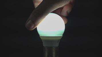 Mens draait met zijn hand- een LED lamp video