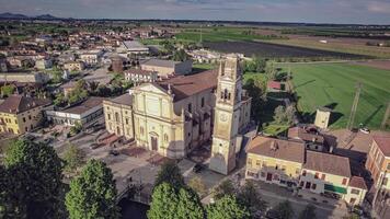 aéreo ver de campana torre y Iglesia en un veneciano pueblo a puesta de sol video