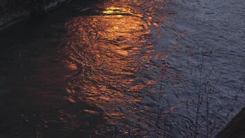 reflets de le Feu sur le rivière video