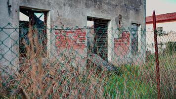 abandonado e decadente velho casa a assustador beleza do negligência video