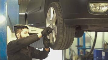 Mechanic performs tire change on the car video