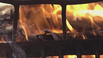 madera ardiente en el barbacoa en lento movimiento 2 video