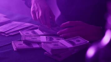 närbild av händer av en man förpackningar pengar i portfölj förbereder till spela på kasino video