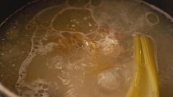 Broth that boils detail while cooking video