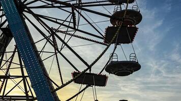 fête foraine ferris roue à le coucher du soleil video