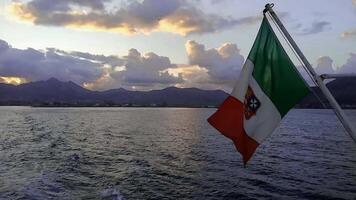 Italienisch Flagge winken im das Wind beim Meer video