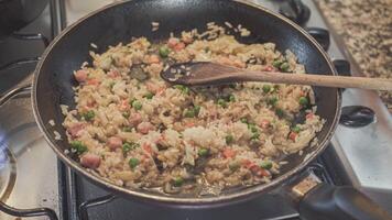 Cocinando frito arroz pan video