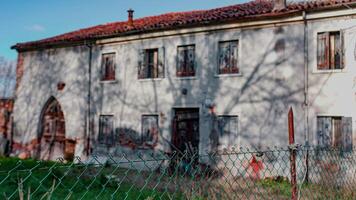 abandonado y decadente antiguo casa el obsesionante belleza de negligencia video