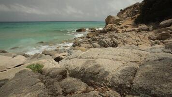 Cliff mit Blick auf das Meer im Sardinien 2 video