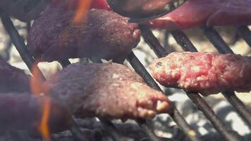 Wende Hamburger auf Grill im schleppend Bewegung 2 video