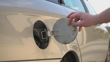 evocativo Immagine di costoso combustibili. aumentare nel carburante prezzi. video