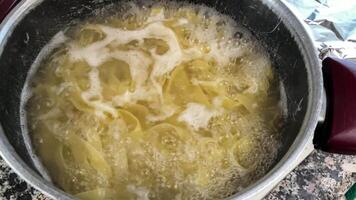 pasta vatten kokande stänga upp video