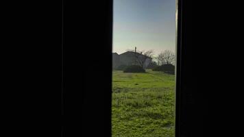 Uitgang de deur op de platteland video