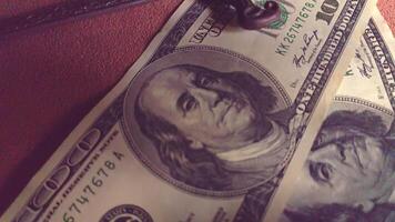 Dollar Banknoten auf ein Luxus Schreibtisch 4 video