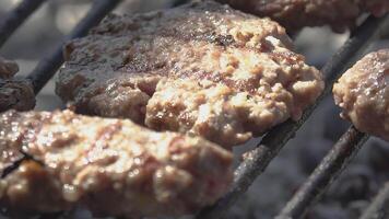 Hamburger gril fumée dans lent mouvement video