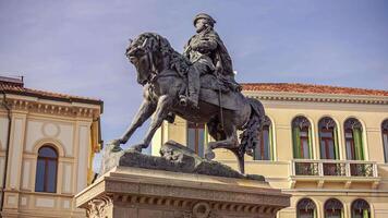détail de garibaldi statue sur à cheval dans rovigo video