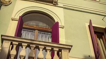 ventanas y balcones en histórico edificio video