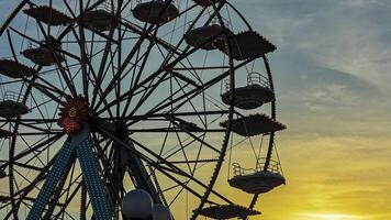 Ferris ruota luna park tramonto video