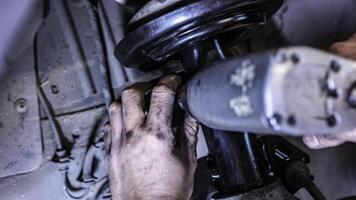 Screw screw car maintenance mechanic video