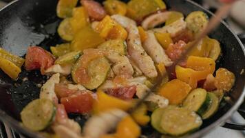 poulet avec des légumes cuisine pot cuisinier video