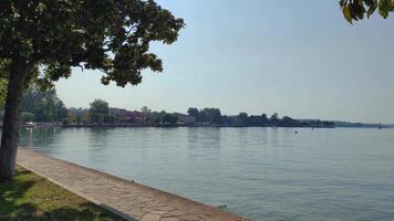 visie van Garda meer in Italië van bardolino video