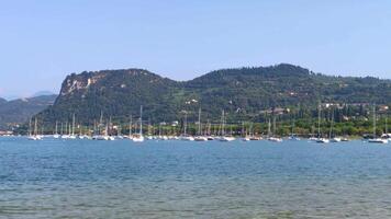 vue de garda Lac dans Italie de Bardolino 2 video