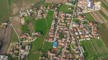 aéreo Visão do pequeno Vila dentro po vale, Itália video