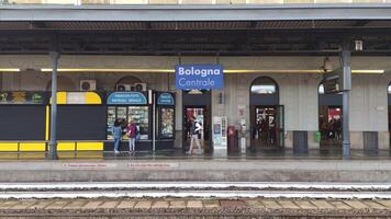 bologna Italië 1 oktober 2020 bologna trein station platform met teken video