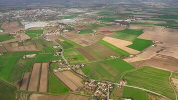 aéreo Visão do verde e Castanho campo dentro po vale, Itália video
